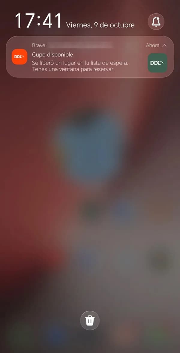 Notificación push en el celular que avisa que se liberó un lugar en la lista de espera.