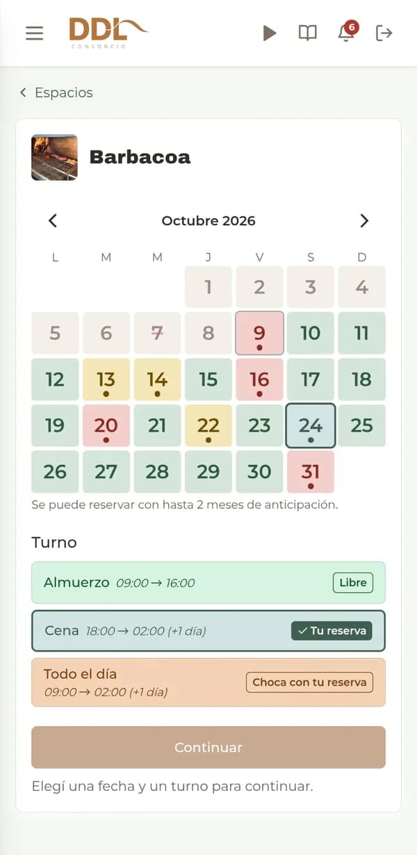 Calendario mensual de un espacio con la disponibilidad de cada día y la lista de turnos para elegir.
