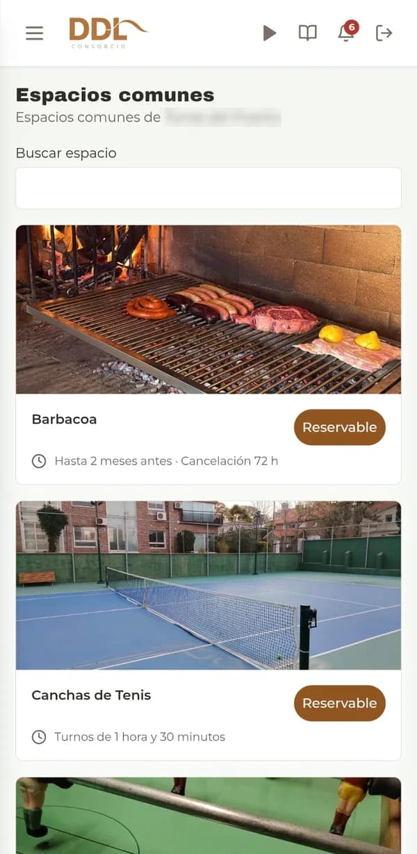 Listado de espacios comunes en el celular del residente, con foto, estado Reservable y condiciones de cada espacio.