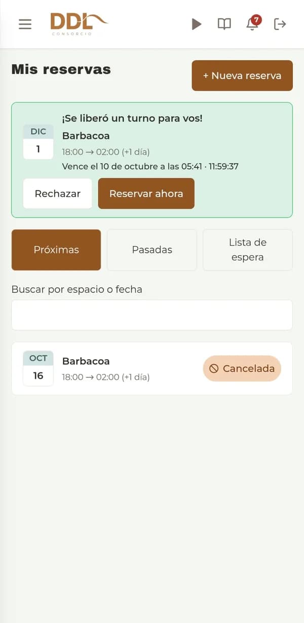 Pantalla Mis reservas con el aviso de turno liberado, el vencimiento de la oferta y los botones para reservar o rechazar.